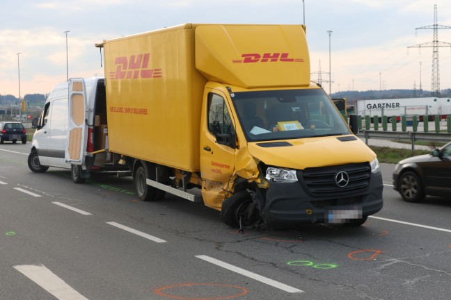 Verkehrsunfall mit drei beteiligten Fahrzeugen auf Wiener Strae in Edt bei Lambach