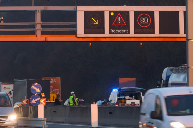 PKW in Seitenlage: Auto bei Verkehrsunfall auf Westautobahn in Linz-Ebelsberg umgekippt