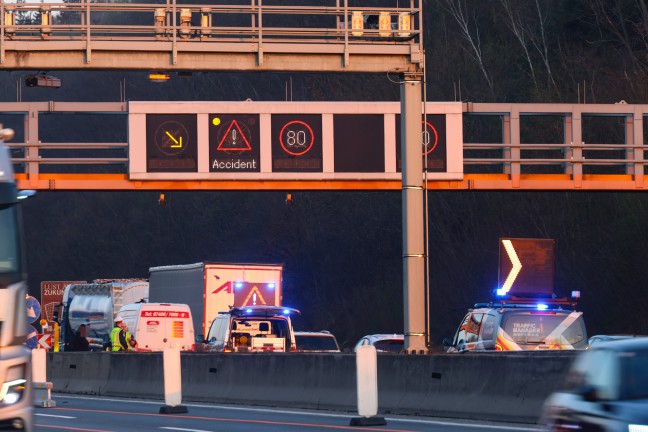 PKW in Seitenlage: Auto bei Verkehrsunfall auf Westautobahn in Linz-Ebelsberg umgekippt