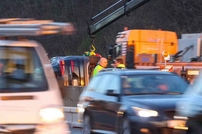 PKW in Seitenlage: Auto bei Verkehrsunfall auf Westautobahn in Linz-Ebelsberg umgekippt