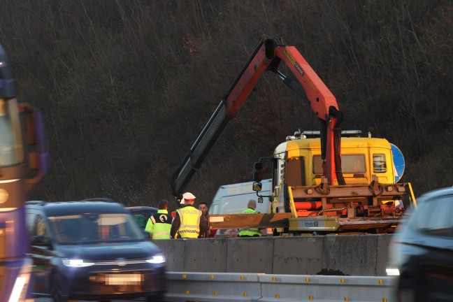 PKW in Seitenlage: Auto bei Verkehrsunfall auf Westautobahn in Linz-Ebelsberg umgekippt