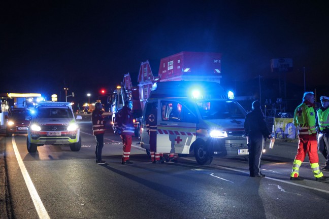 Person auf Scharnsteiner Stra�e in Gmunden von Auto erfasst und von LKW mitgeschleift