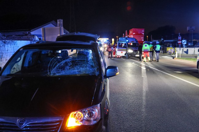 Person auf Scharnsteiner Stra�e in Gmunden von Auto erfasst und von LKW mitgeschleift