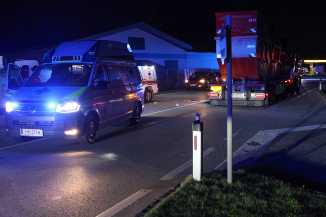 Person auf Scharnsteiner Stra�e in Gmunden von Auto erfasst und von LKW mitgeschleift