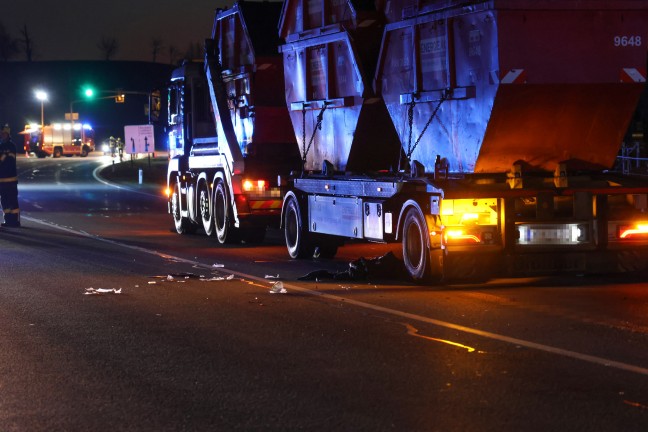 Person auf Scharnsteiner Stra�e in Gmunden von Auto erfasst und von LKW mitgeschleift