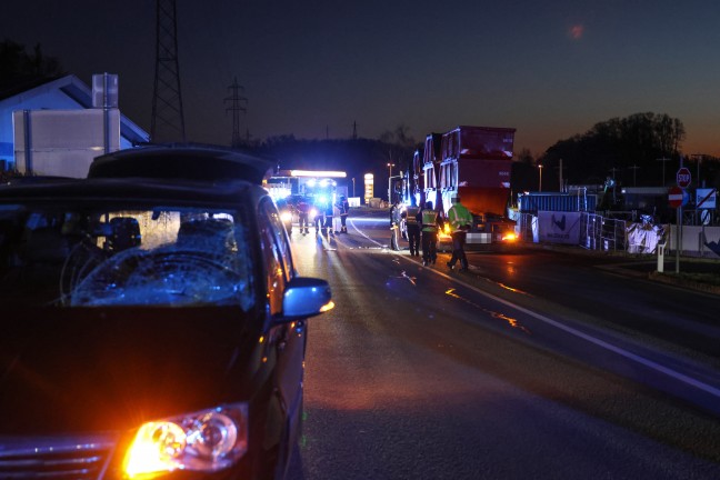 Person auf Scharnsteiner Stra�e in Gmunden von Auto erfasst und von LKW mitgeschleift