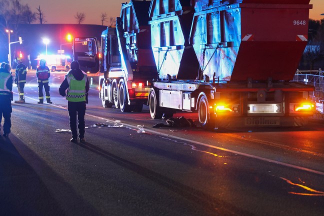 Person auf Scharnsteiner Stra�e in Gmunden von Auto erfasst und von LKW mitgeschleift