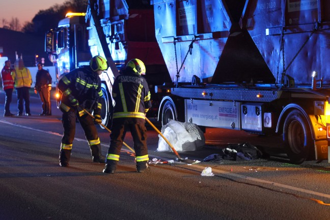 Person auf Scharnsteiner Stra�e in Gmunden von Auto erfasst und von LKW mitgeschleift