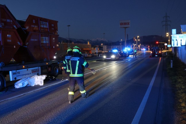 Person auf Scharnsteiner Stra�e in Gmunden von Auto erfasst und von LKW mitgeschleift