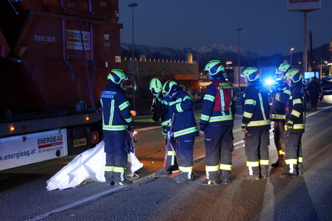 Person auf Scharnsteiner Stra�e in Gmunden von Auto erfasst und von LKW mitgeschleift