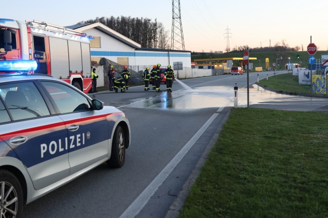 Person auf Scharnsteiner Stra�e in Gmunden von Auto erfasst und von LKW mitgeschleift