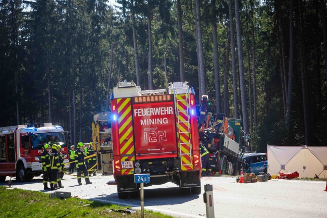 Tdlicher Verkehrsunfall: Auto auf Altheimer Strae bei Weng im Innkreis frontal gegen LKW gekracht