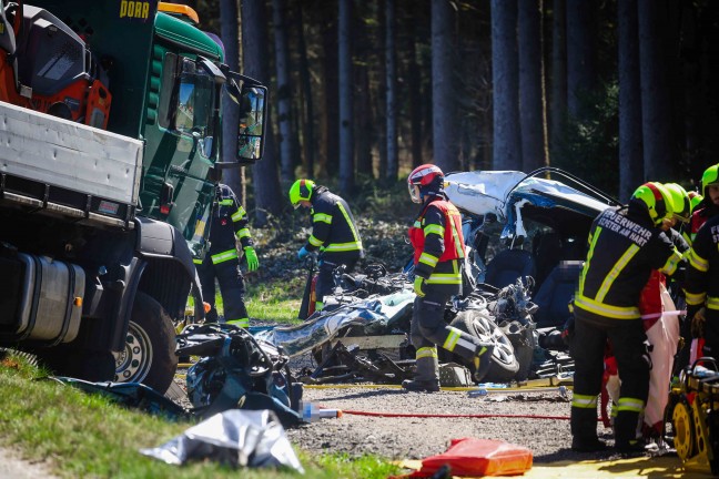 Tdlicher Verkehrsunfall: Auto auf Altheimer Strae bei Weng im Innkreis frontal gegen LKW gekracht