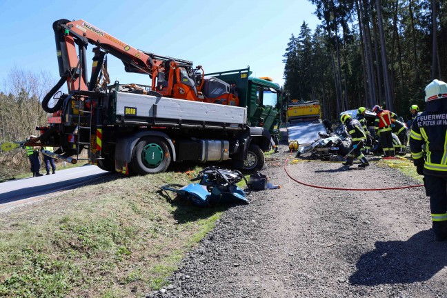 Tdlicher Verkehrsunfall: Auto auf Altheimer Strae bei Weng im Innkreis frontal gegen LKW gekracht