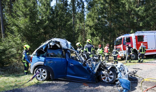 Tdlicher Verkehrsunfall: Auto auf Altheimer Strae bei Weng im Innkreis frontal gegen LKW gekracht