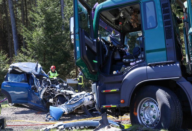 Tdlicher Verkehrsunfall: Auto auf Altheimer Strae bei Weng im Innkreis frontal gegen LKW gekracht