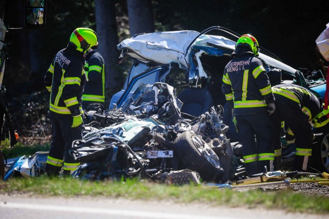 Tdlicher Verkehrsunfall: Auto auf Altheimer Strae bei Weng im Innkreis frontal gegen LKW gekracht