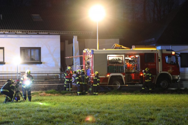 Personenrettung mittels Drehleiter nach medizinischem Notfall in Gmunden