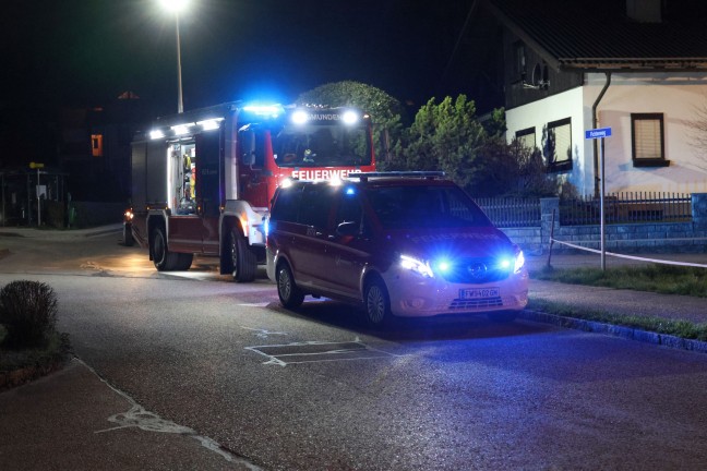 Personenrettung mittels Drehleiter nach medizinischem Notfall in Gmunden