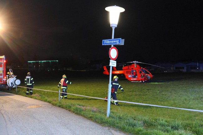 Personenrettung mittels Drehleiter nach medizinischem Notfall in Gmunden