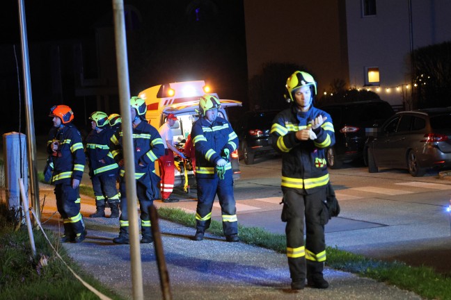 Personenrettung mittels Drehleiter nach medizinischem Notfall in Gmunden