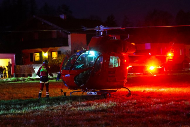 Personenrettung mittels Drehleiter nach medizinischem Notfall in Gmunden
