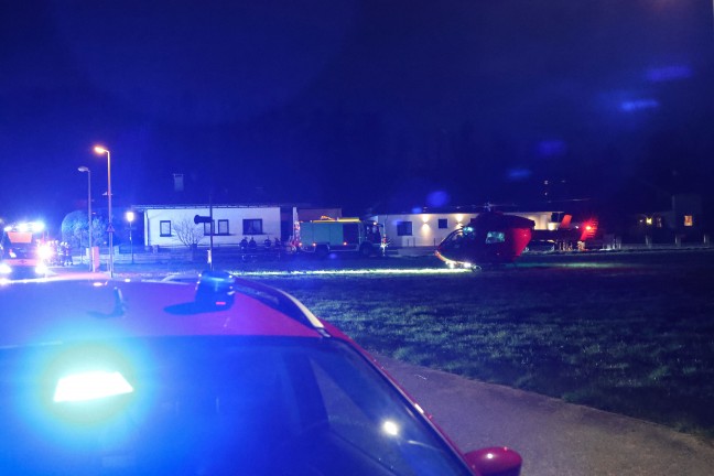 Personenrettung mittels Drehleiter nach medizinischem Notfall in Gmunden