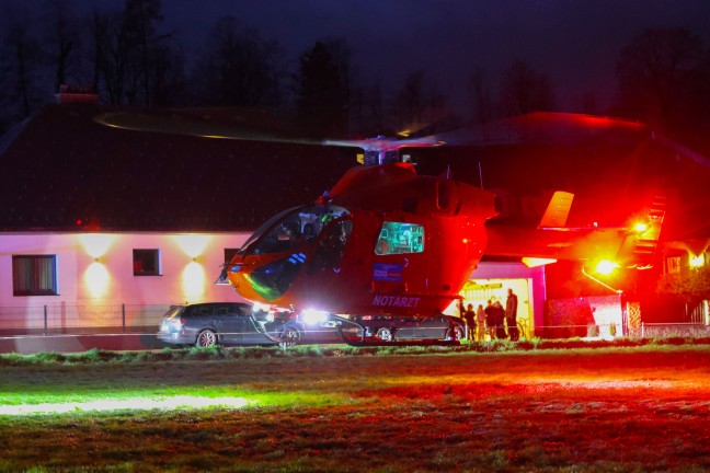 Personenrettung mittels Drehleiter nach medizinischem Notfall in Gmunden