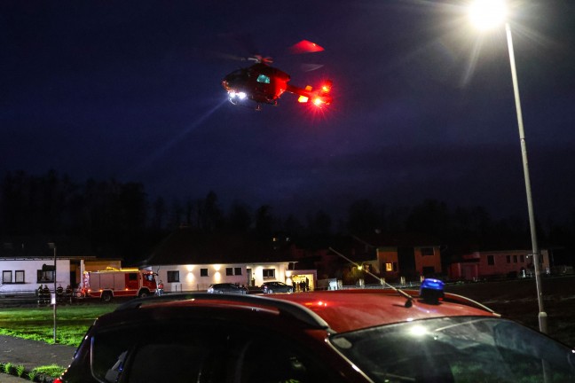 Personenrettung mittels Drehleiter nach medizinischem Notfall in Gmunden