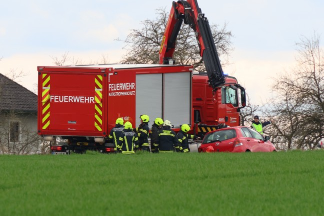 Frontalcrash verhindert: PKW landet bei Ausweichmanver in Sattledt im Feld