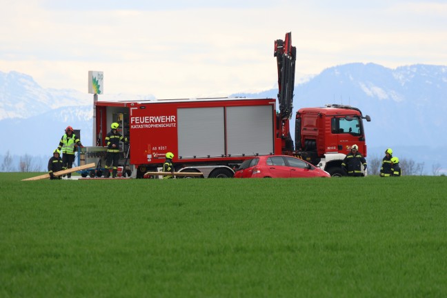 Frontalcrash verhindert: PKW landet bei Ausweichmanver in Sattledt im Feld