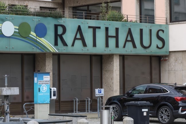 Polizeieinsatz nach Bombendrohung: Frau drohte Rathaus in Kremsmnster in die Luft zu sprengen