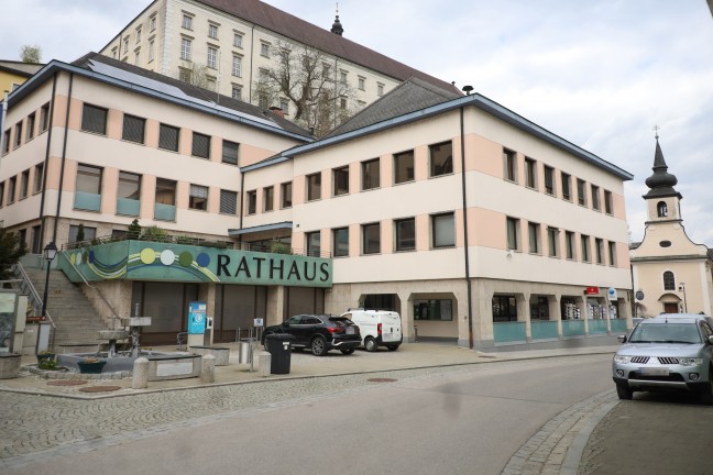 Polizeieinsatz nach Bombendrohung: Frau drohte Rathaus in Kremsmnster in die Luft zu sprengen