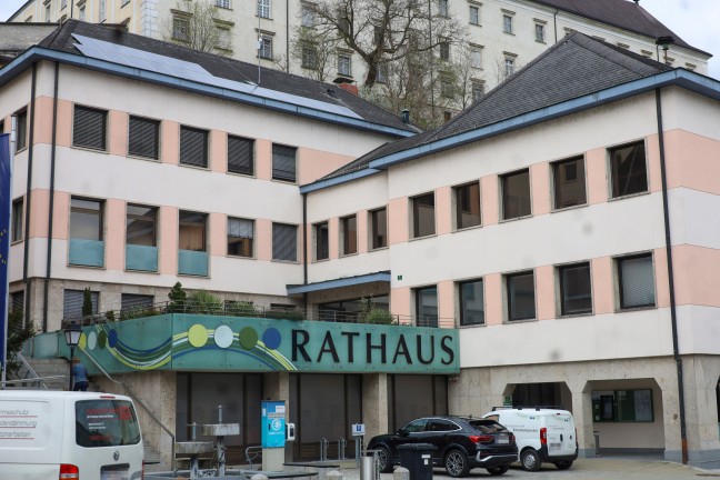 Polizeieinsatz nach Bombendrohung: Frau drohte Rathaus in Kremsmnster in die Luft zu sprengen