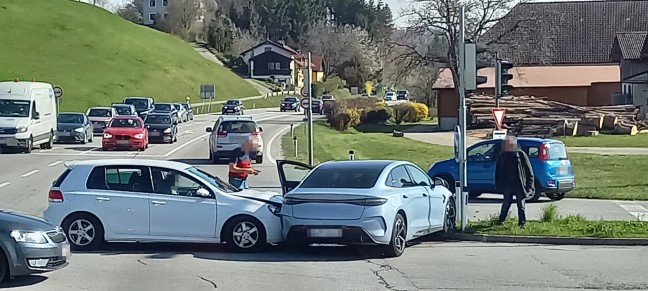 Kreuzungskollision zwischen zwei PKW auf Scharnsteiner Stra�e in Gmunden