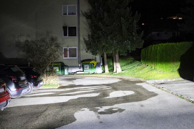 Brand in einer Wohnung eines Mehrparteienwohnhauses in Traunkirchen sorgt f�r Einsatz der Feuerwehr