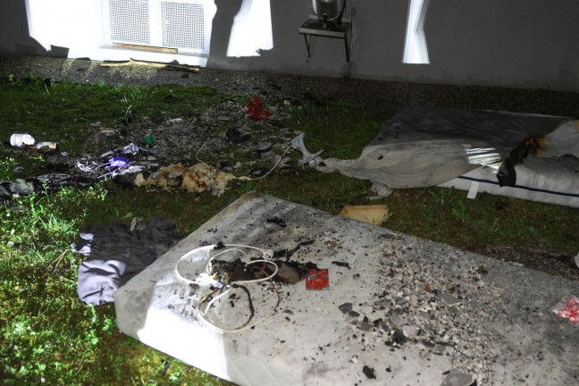 Brand in einer Wohnung eines Mehrparteienwohnhauses in Traunkirchen sorgt f�r Einsatz der Feuerwehr