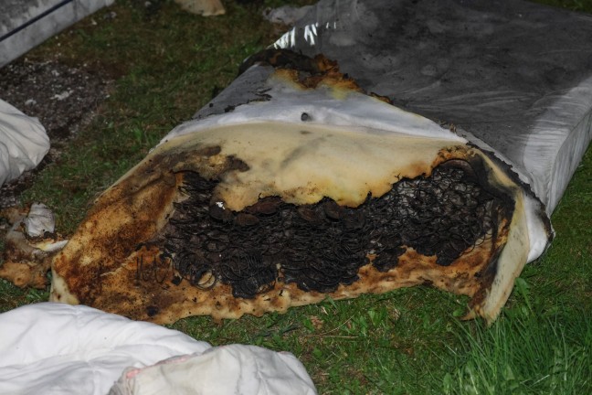 Brand in einer Wohnung eines Mehrparteienwohnhauses in Traunkirchen sorgt f�r Einsatz der Feuerwehr