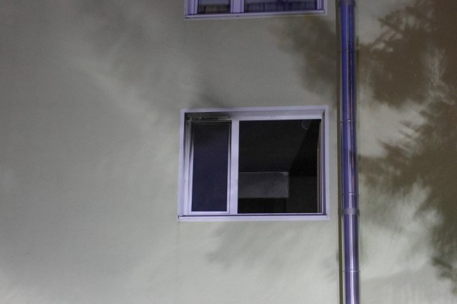 Brand in einer Wohnung eines Mehrparteienwohnhauses in Traunkirchen sorgt f�r Einsatz der Feuerwehr