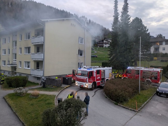 Brand in einer Wohnung eines Mehrparteienwohnhauses in Traunkirchen sorgt f�r Einsatz der Feuerwehr