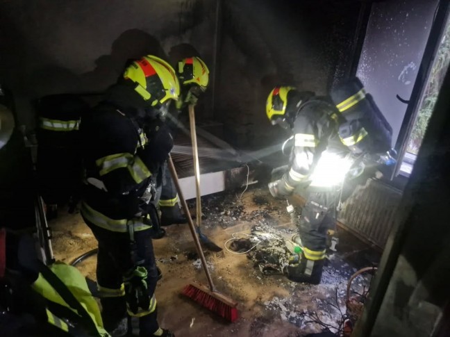 Brand in einer Wohnung eines Mehrparteienwohnhauses in Traunkirchen sorgt f�r Einsatz der Feuerwehr