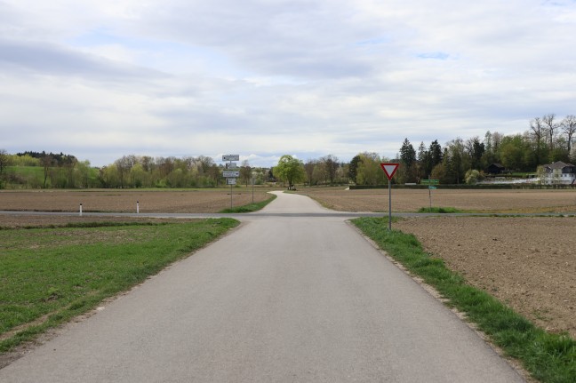 Reanimation erfolgreich: Rennradfahrer (25) bei Kollision mit PKW in Gunskirchen schwerst verletzt