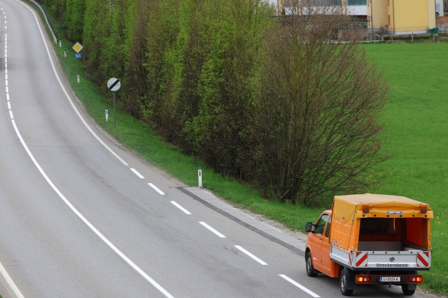 Einsatzkrfte zu Personenrettung nach Verkehrsunfall auf Rieder Strae in Tumeltsham alarmiert