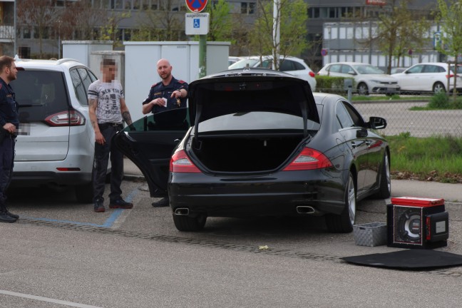 Verschmorte Batterie: Einsatzkr�fte der Feuerwehr bei PKW-Brand in Wels-Neustadt im Einsatz
