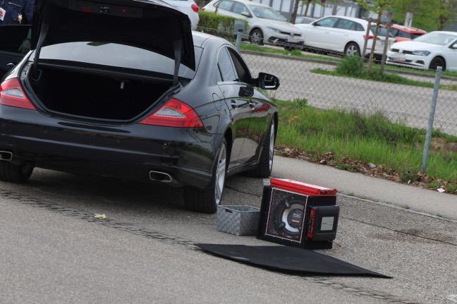 Verschmorte Batterie: Einsatzkr�fte der Feuerwehr bei PKW-Brand in Wels-Neustadt im Einsatz