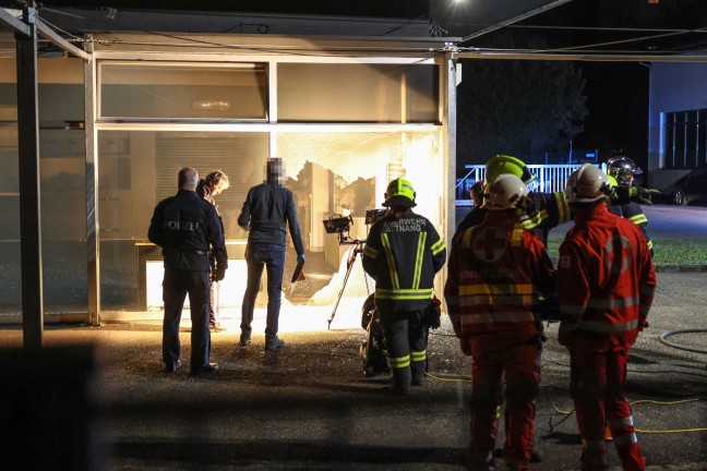 Mutmaliche Brandstiftung: Zwei Feuerwehren bei Gewerbebetrieb in Attnang-Puchheim im Einsatz