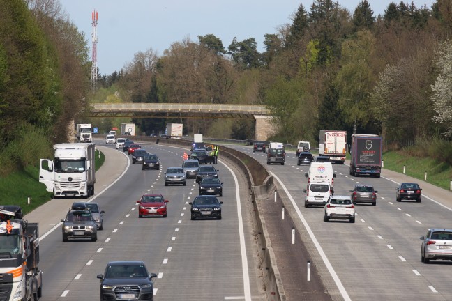 Crash zwischen PKW und LKW auf Westautobahn bei Sipbachzell endet glimpflich