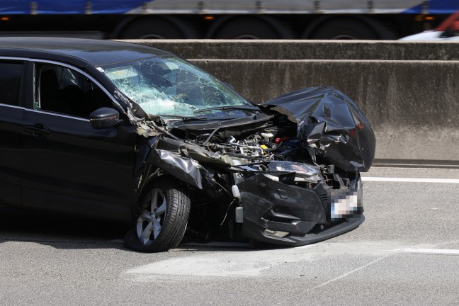 Crash zwischen PKW und LKW auf Westautobahn bei Sipbachzell endet glimpflich