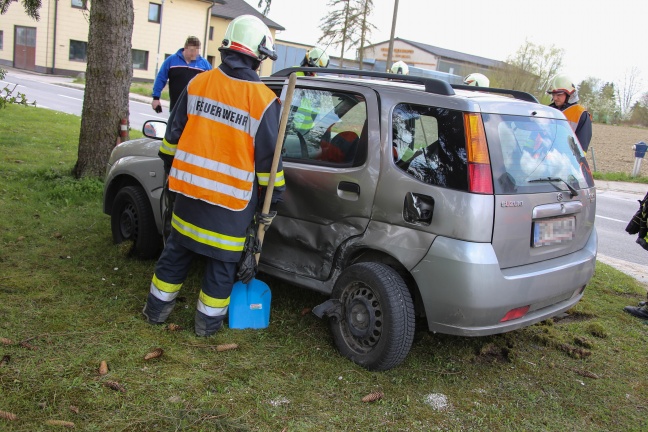 Aufräumarbeiten nach Verkehrsunfall auf der Paschinger Straße in Holzhausen