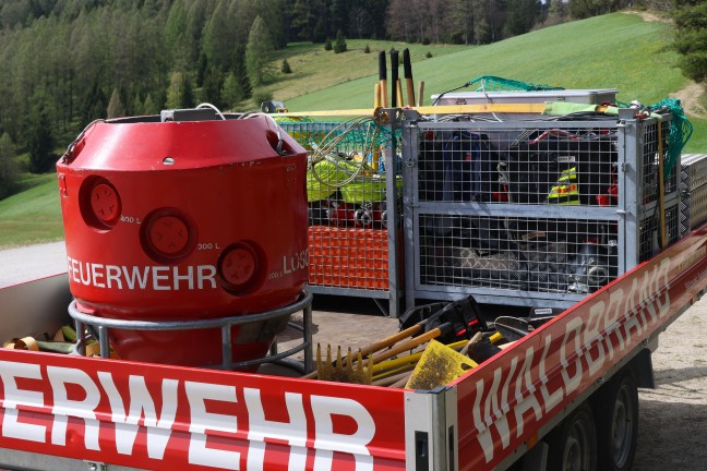 Baum in Hochspannungsleitung: Sechs Feuerwehren bei Waldbrand in Steinbach am Ziehberg im Einsatz